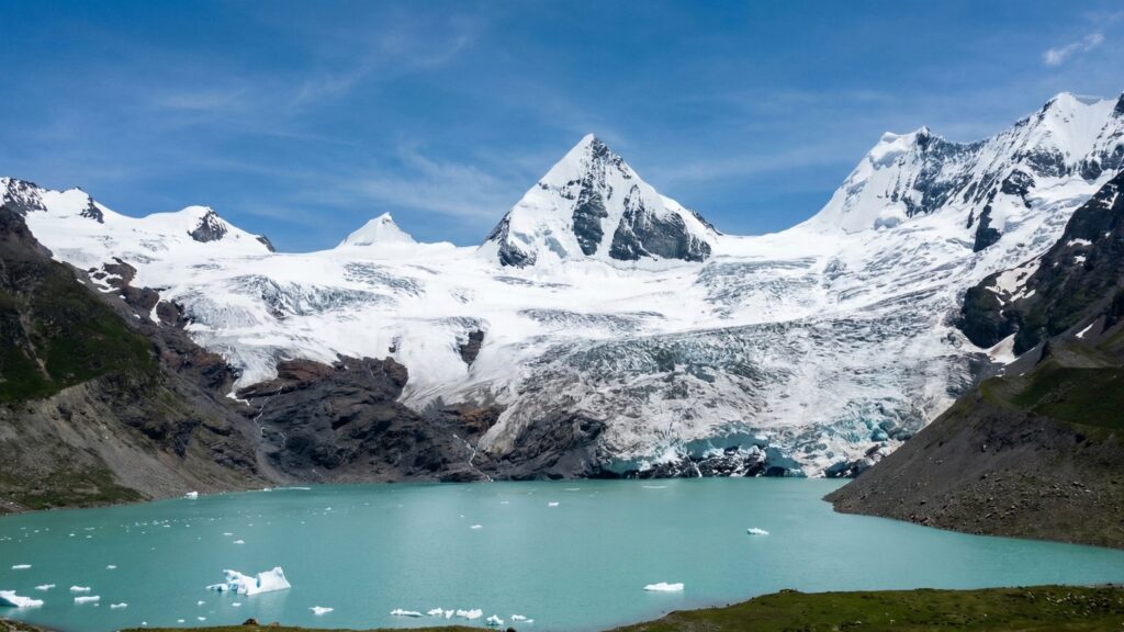 萨普神山的金字塔山峰与冰川入湖绝景