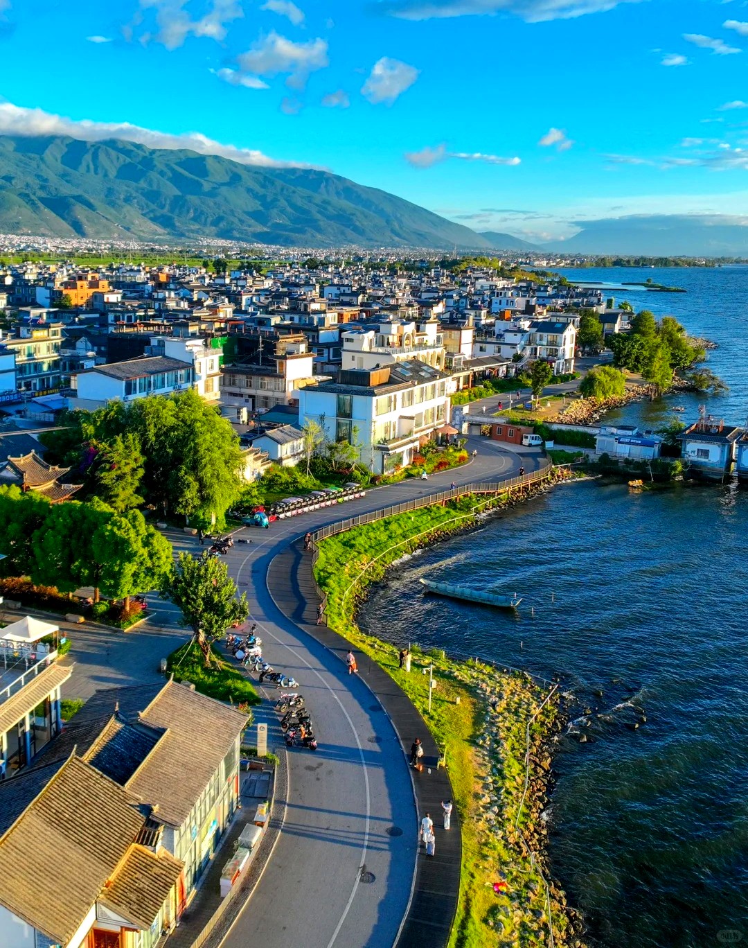 大理洱海磻溪村S湾鸟瞰,蜿蜒弧形道路沿洱海岸线延伸,背景苍山连绵,云南大理旅游旅拍景点
