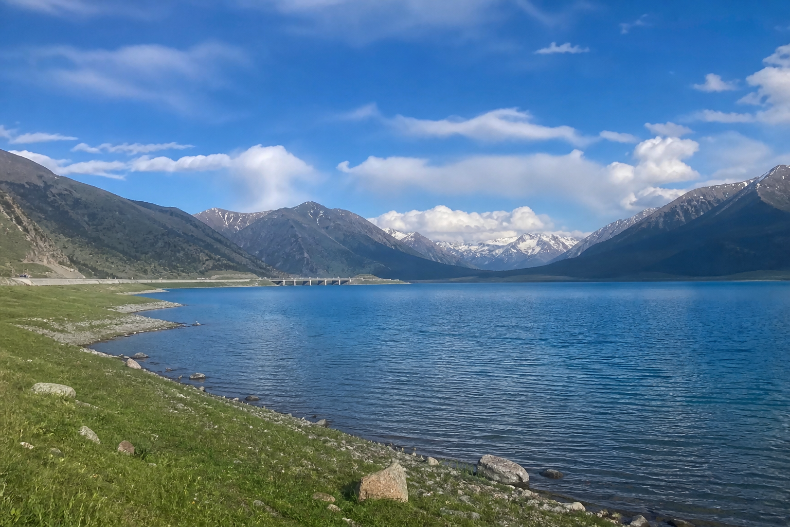 赛里木湖湖岸、雪山与远处山谷公路,北疆伊犁路线自然照片