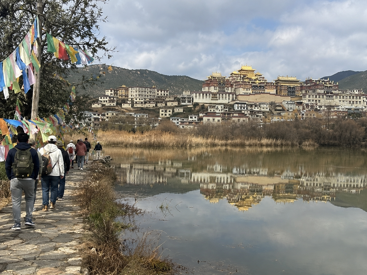 松赞林寺湖边步道与寺院倒影