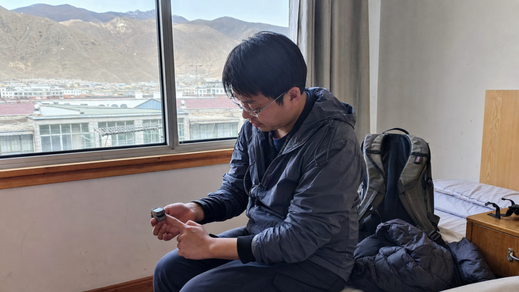 刚抵达拉萨的旅客在住宿处测量血氧