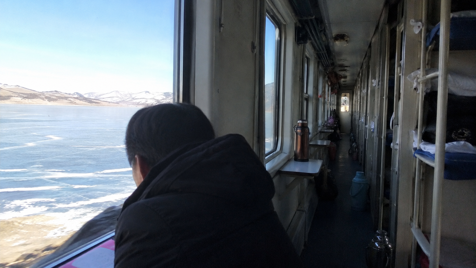 青藏铁路硬卧车厢与窗外冰湖