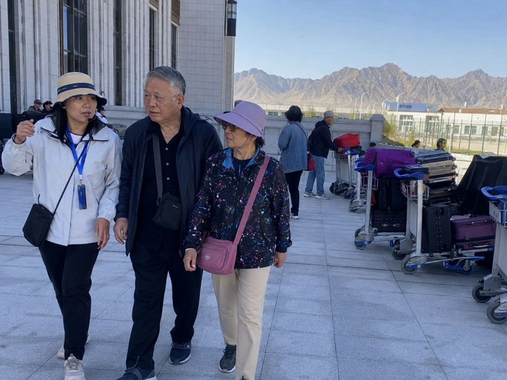 带长辈去新疆旅游专列,导游在车站协助银发旅客接驳