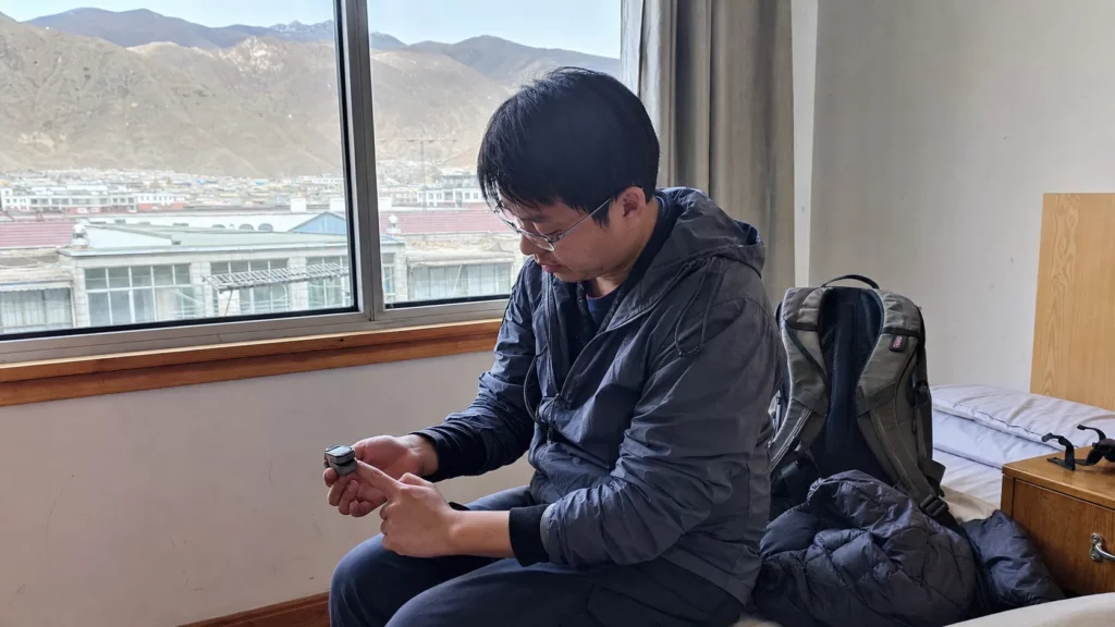 刚抵达拉萨的旅客在住宿处测量血氧