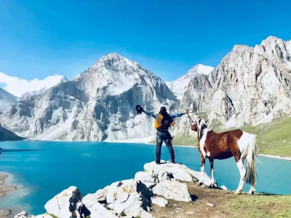 乌孙古道天堂湖骑马旅行，雪山与蓝色高山湖泊